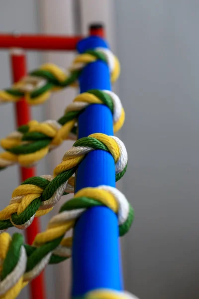 黄緑色のロープの美しい結び目 背景がぼやけている — ストック写真