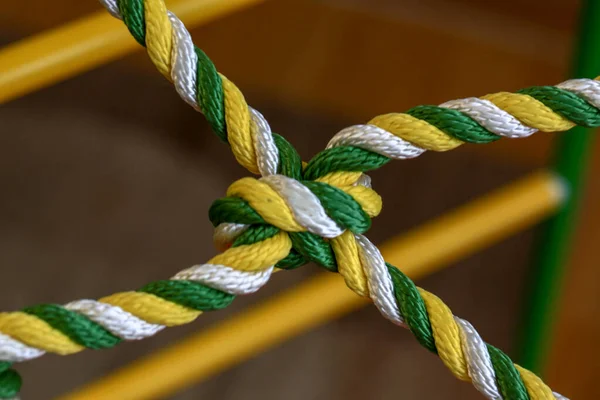 Mooie Knopen Van Geel Groene Touwen Wazige Achtergrond Close — Stockfoto