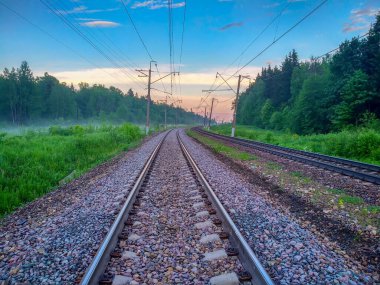 Demiryolu rayları mesafeye gidiyor. Yakın plan. Hatta güzel.