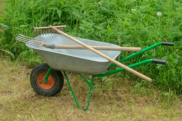 Horta Verde Relva Grama Cortada Carrinho Mão Jardim Ferramentas Jardinagem — Fotografia de Stock