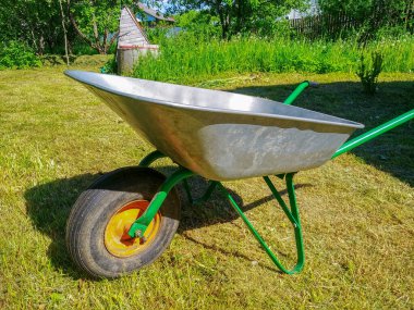 Yeşil sebze bahçesi. Çim. Kendi çimlerim. Bahçe arabası. Bahçe aletleri. Yakın plan..