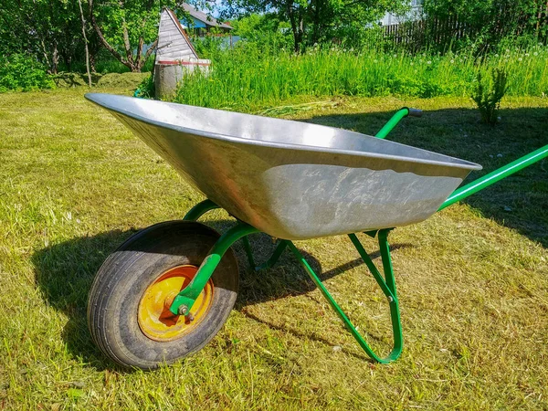 Green Vegetable Garden Lawn Mown Grass Garden Wheelbarrow Gardening Tools — Stock Photo, Image