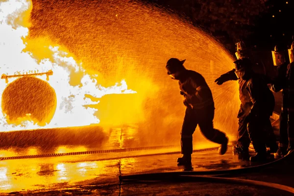 Pompiere che corre verso il fuoco — Foto Stock