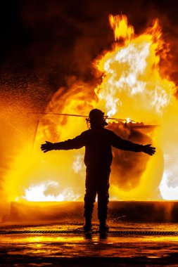 Firechief silah ile ateş önünde