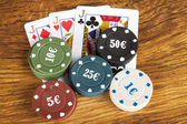 Hazardní hry poker koncept s sázení žetonů a karty