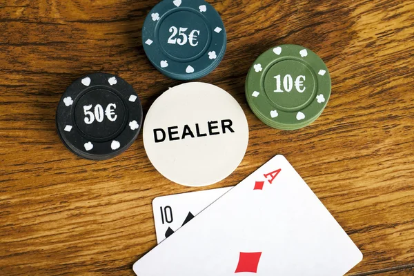 Τα τυχερά παιχνίδια Μπλάκτζακ έννοια με το στοίχημα, μάρκες και τις κάρτες — Φωτογραφία Αρχείου