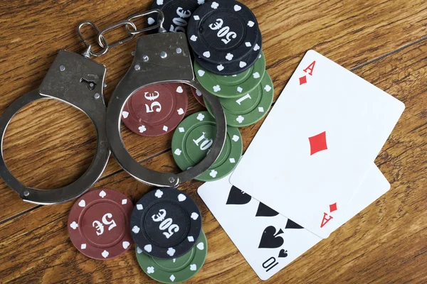 Illegaal gokken concept blackjack met weddenschappen chips en handboeien — Stockfoto