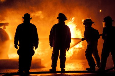 Üç itfaiyeciler bir yangınla mücadele