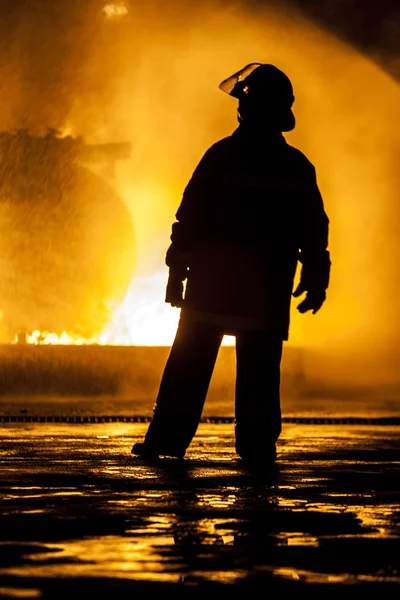 Jefe de bomberos evaluando un incendio — Foto de Stock