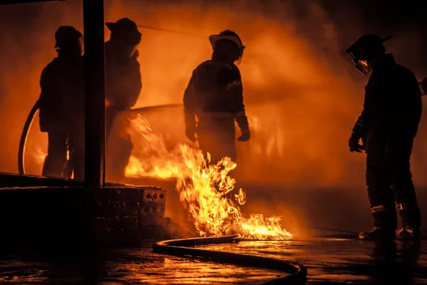 Vigile del fuoco circondato da fiamme — Foto Stock