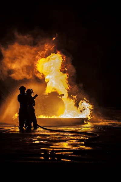 Bombeiros apagando um incêndio — Fotografia de Stock