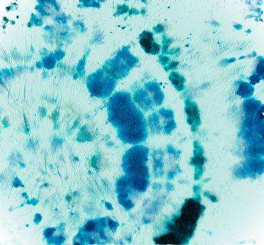 Boya sarmalı bağla. Mavi Batik gömlekli. Tye Boya Sanatı