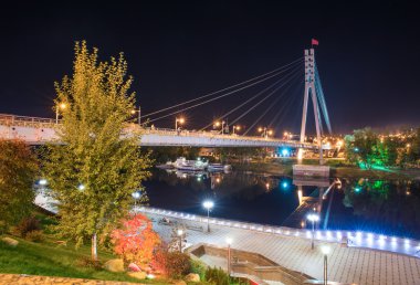 Tyumen'de Tura nehri üzerindeki yaya köprüsünün gece manzarası