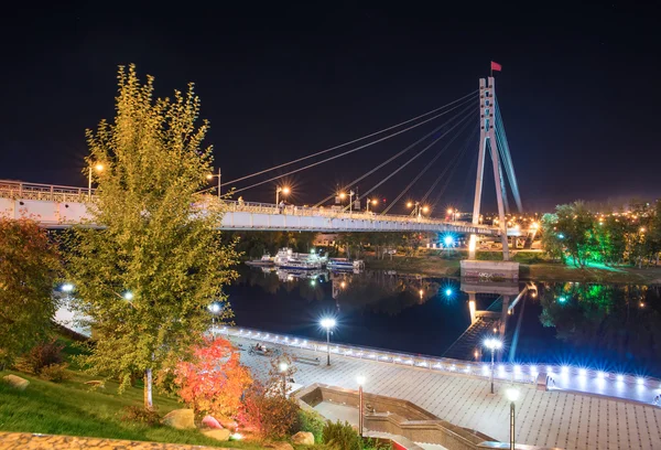 Tyumen'de Tura nehri üzerindeki yaya köprüsünün gece manzarası