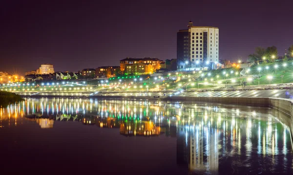 Tura nehrinde gece görünümü ve Tyumen dolgu