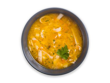 Beyaz arka planda lezzetli tavuk çorbası.