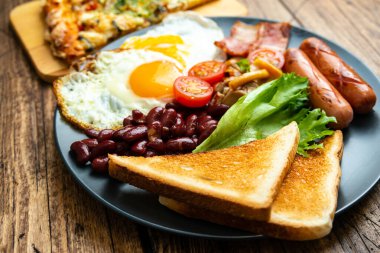 Kırsal kahvaltı yumurtaları, sosisler, sebzeler. Seçici odak