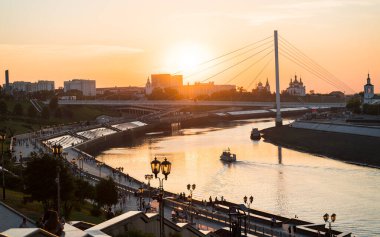 Tyumen, Rusya - Haziran 2020: Tyum manzaralı toprak seti ve aşıkların köprüsü. 