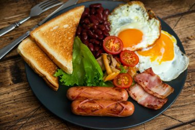 Kırsal kahvaltı yumurtaları, sosisler, sebzeler. Seçici odak