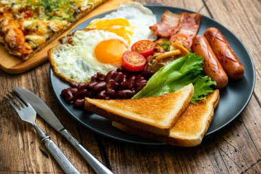 Kırsal kahvaltı yumurtaları, sosisler, sebzeler. Seçici odak