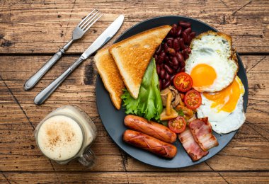 Kırsal kahvaltı yumurtaları, sosisler, sebzeler.