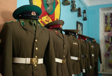 Çeşitli Sovyet askeri üniformaları.