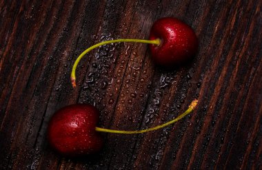 Koyu renk ahşap arka planda vişneli dutlar