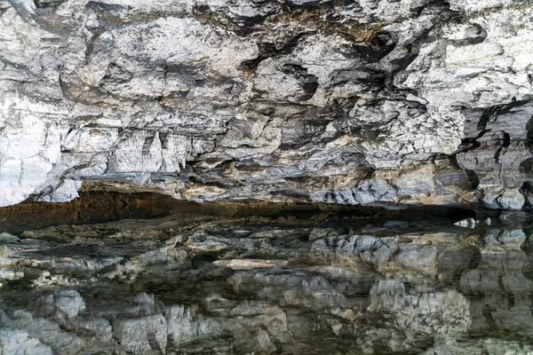 Подземное Серое Озеро Пещере — стоковое фото