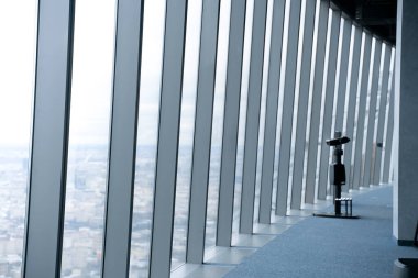 Skyscrab gözlem güvertesi. Lekeli cam manzaralı. Seçici odak
