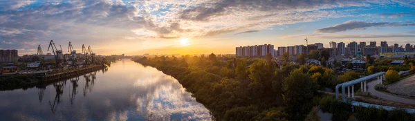 Росія. Тюмень. Панорамний вид з Союзу міст до центру міста і району Зарічний. — стокове фото