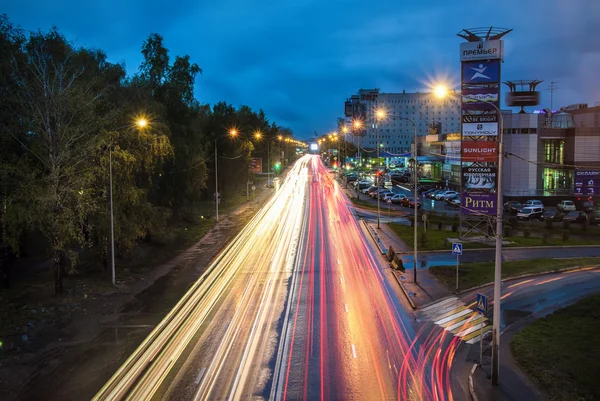 Tyumen akşam. Karayolu üzerinde araçların hareket