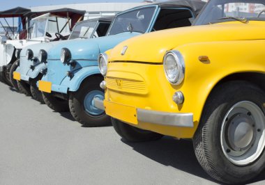 Vintage arabalar bir dizi renkli