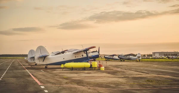 Парковка небольших самолетов — стоковое фото