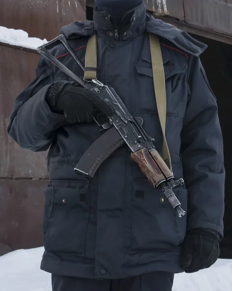 Rysk polis i uniform med en pistol. — Stockfoto