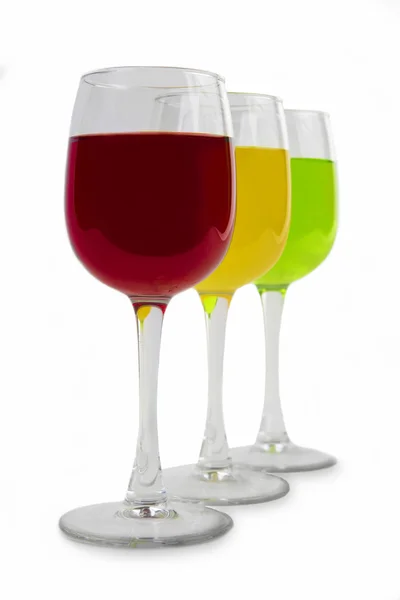 Τρία χρωματιστά ποτήρια κρασιού απομονωθεί. — Φωτογραφία Αρχείου