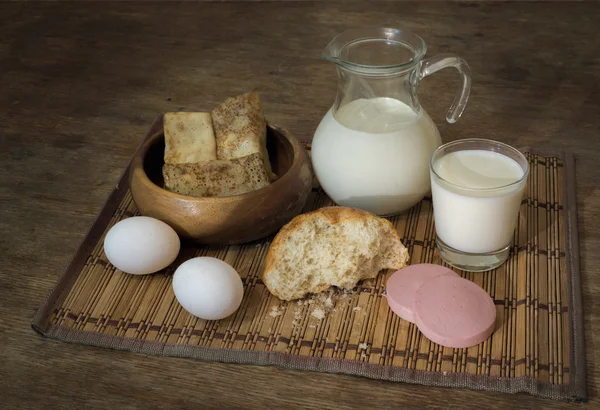 Натюрморт с едой и молоком — стоковое фото