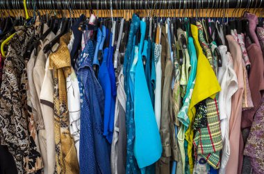 1960 'ların klasik kıyafetleri ikinci el dükkanında satılıyor..