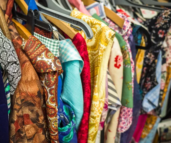 1960 'ların klasik kıyafetleri ikinci el dükkanında satılıyor..