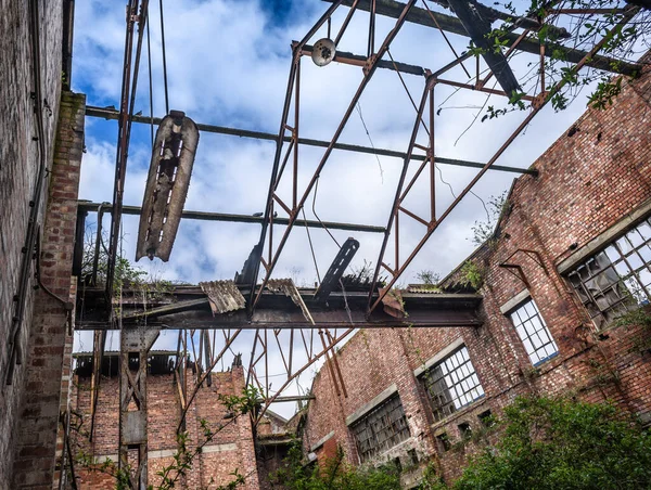 Açığa çıkmış çatısı olan eski bir tuğla deposu..