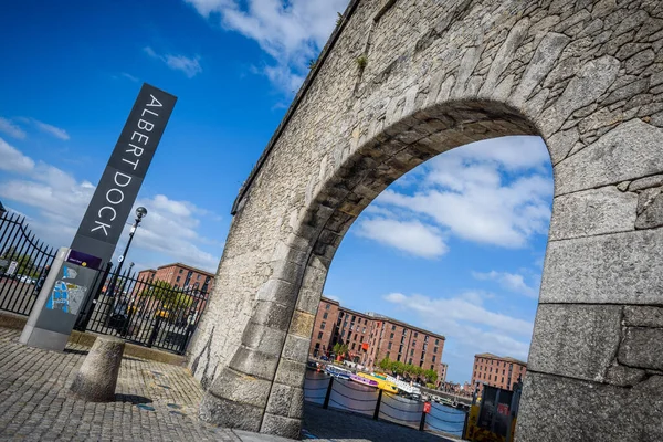 Liverpool 'daki Blacklers mağazasında sergilenen dev bir Noel Baba. Şu anda İngiltere 'nin Liverpool müzesinde sergilenmektedir..