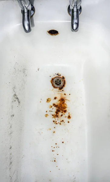 Eski, paslı, terk edilmiş bir diş minesi küveti..