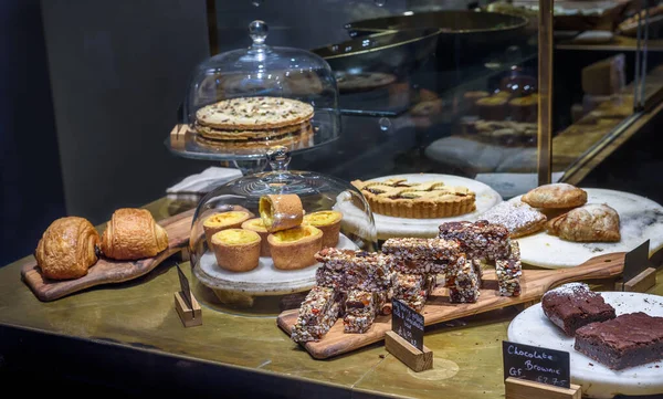 Dükkan vitrininde satılık kek ve hamur işleri