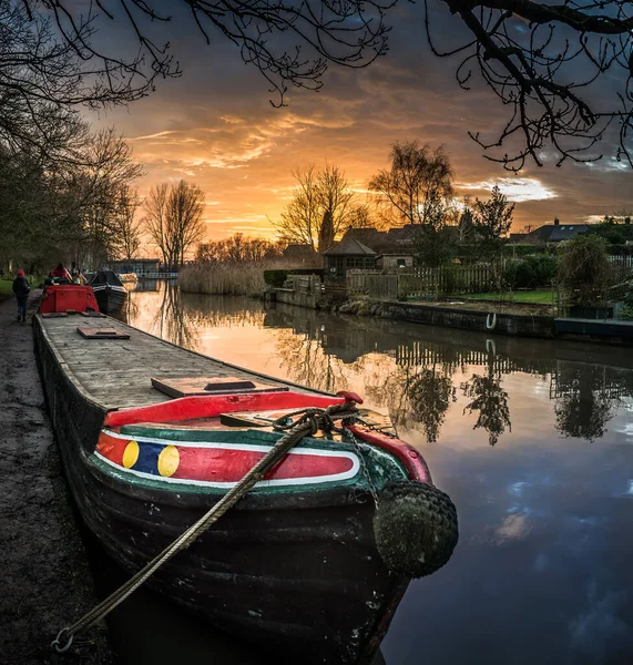 Trent ve Mersey Kanalı, Cheshire, Uk boyunca alacakaranlıkta demirlemiş eski bir dar yelkenli..