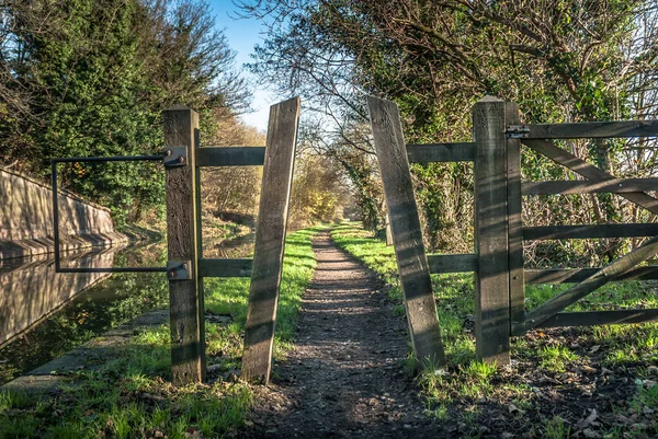 Kanal yolu boyunca ahşap kısıtlayıcı kapı. Bu tasarım test edildi ve motorsikletlerin engellendiği kanıtlandı. Bu sırada yayalara ve çok sayıda mobil araç kullanıcılarına erişimi sağlandı.