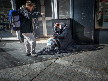 Sokakta evsiz bir adam yoldan geçen biri tarafından konuşuluyor..
