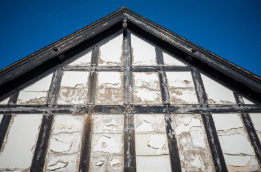 Ahşap çerçeveli, onarılması gereken Tudor geçidi..