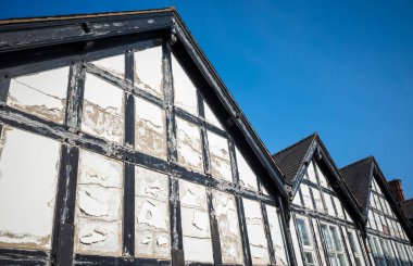 Bir sıra ahşap çerçeve, onarılması gereken Tudor geçidi..