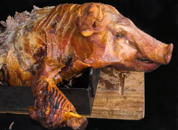 Ziyafette kızarmış domuz..