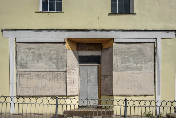 Ekonomik gerileme nedeniyle kapalı bir dükkan penceresi.