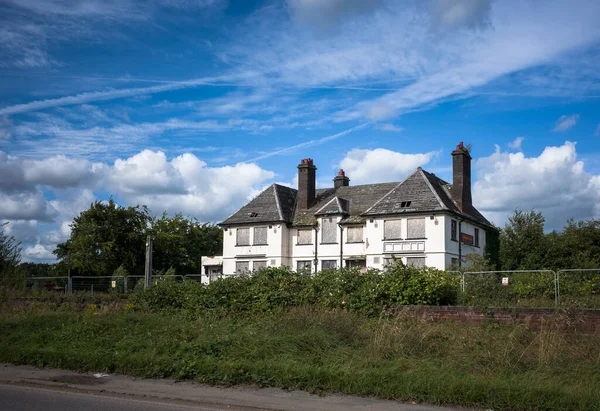 Cheshire, İngiltere 'de pencereleri tahtayla kapatılmış terk edilmiş bir halk evi..